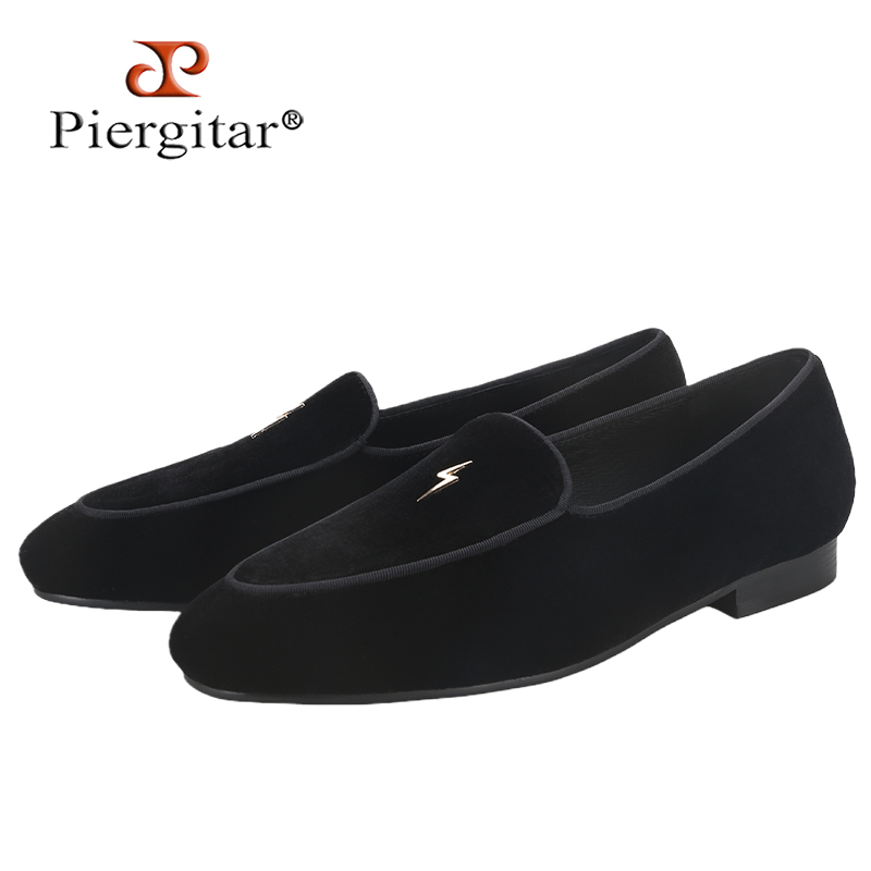 Men'S Formal Wear Slippers - รองเท้าโลฟเฟอร์ผู้ชายสีดำกำมะหยี่ยี่ห้อ Piergitar พร้อมหัวเข็มขัดโลหะสีทอง ดีไซน์แฮนด์เมด เหมาะสำหรับงานแต่งงานและงานพิธีการ